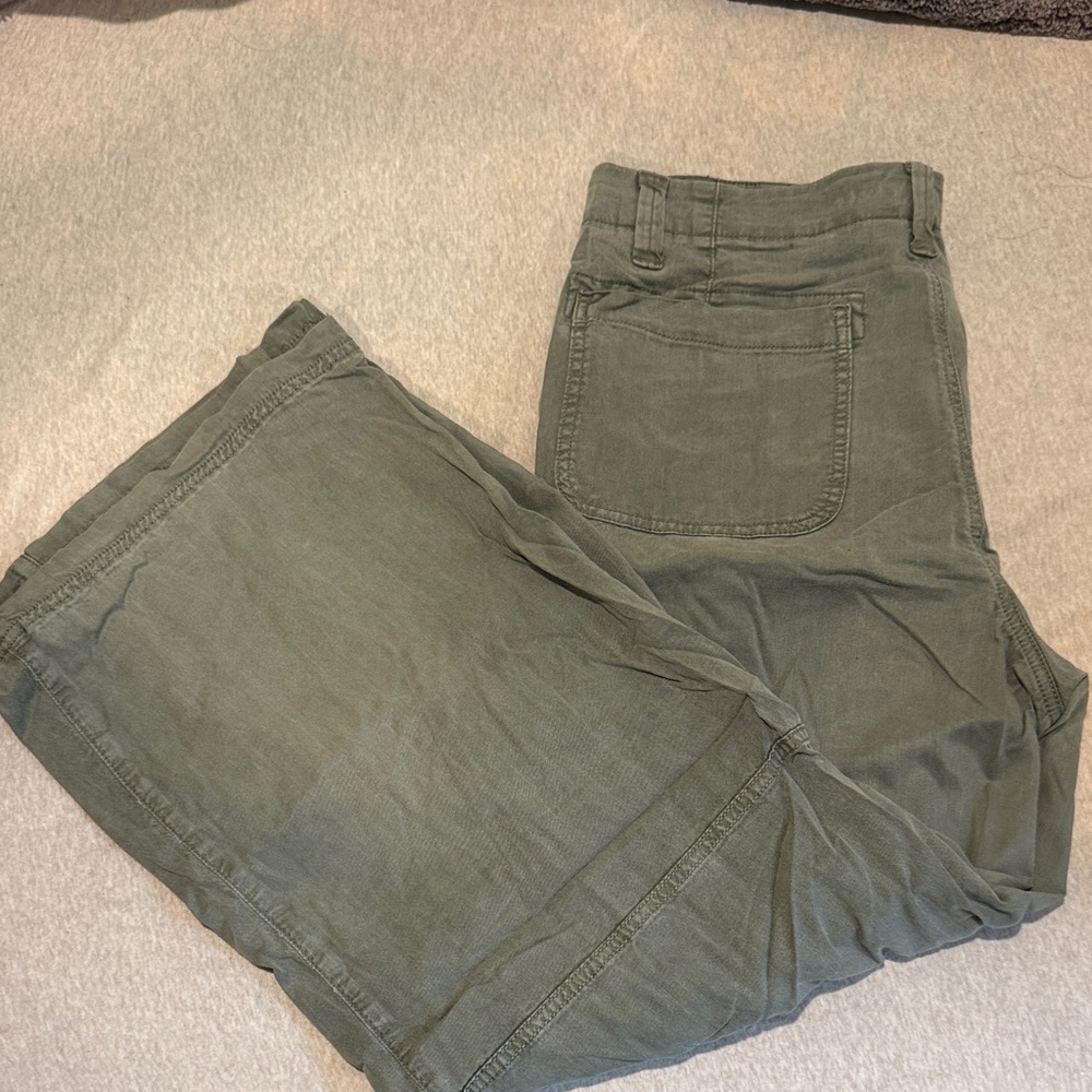 American Eagle Olive Green super high rise baggy wide leg cargo pant 12 short